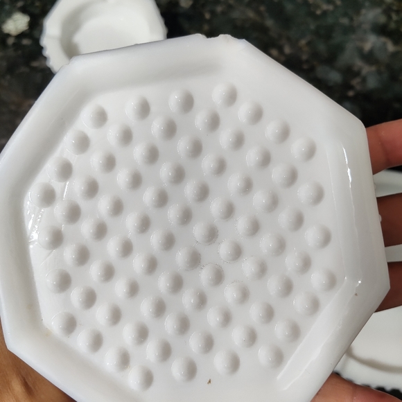 Vintage milk glass ashtray - Picture 3 of 4